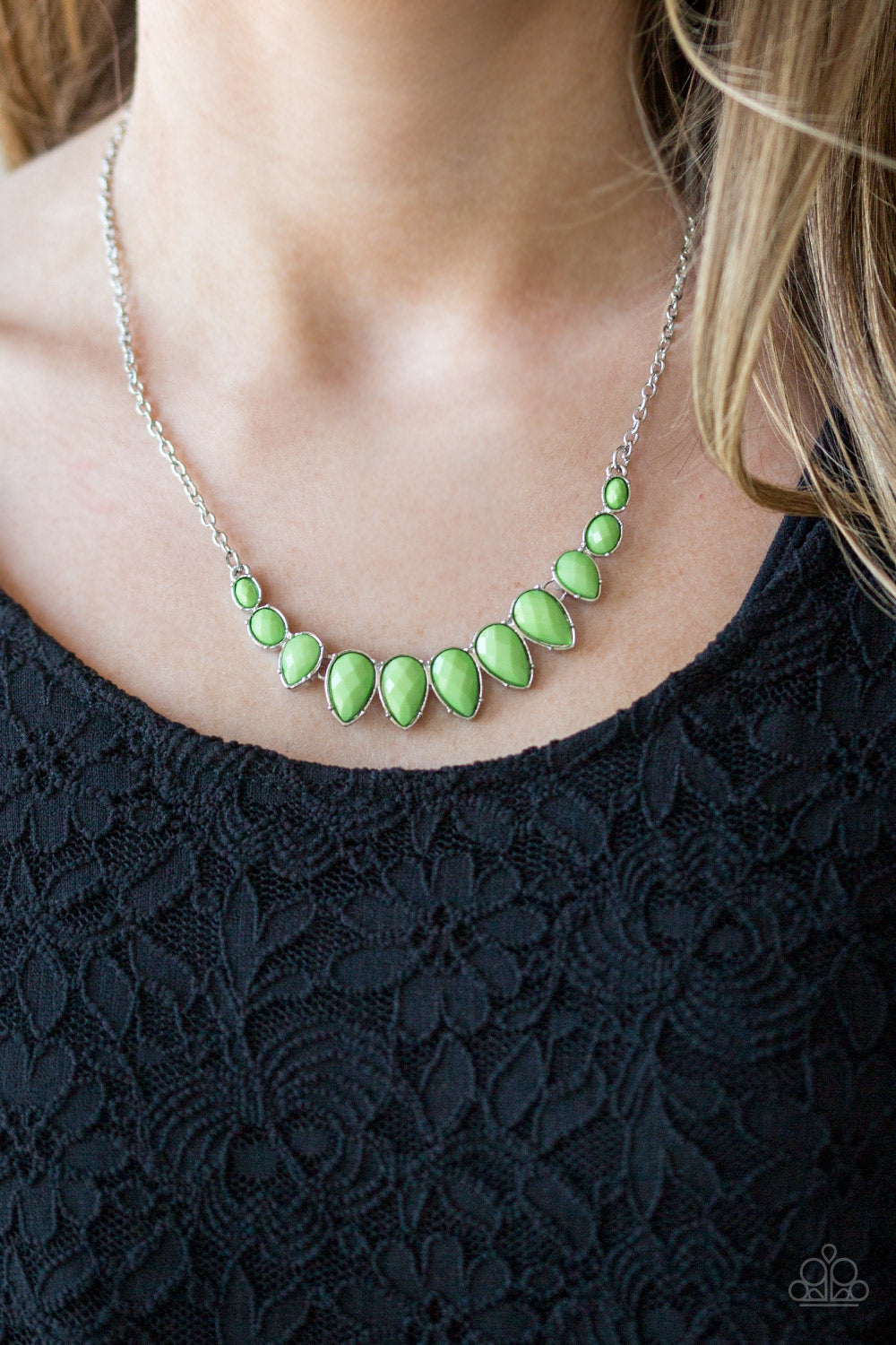 Paparazzi ♥ Maui Majesty - Green ♥  Necklace