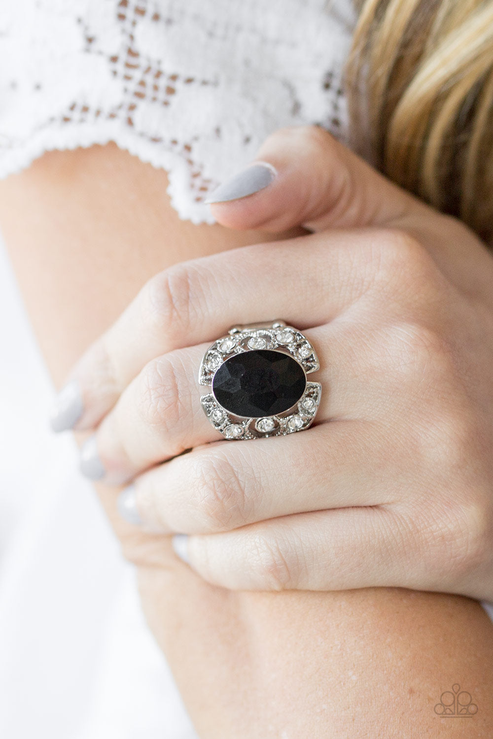 Paparazzi ♥ Queen of Hustle - Black ♥  Ring
