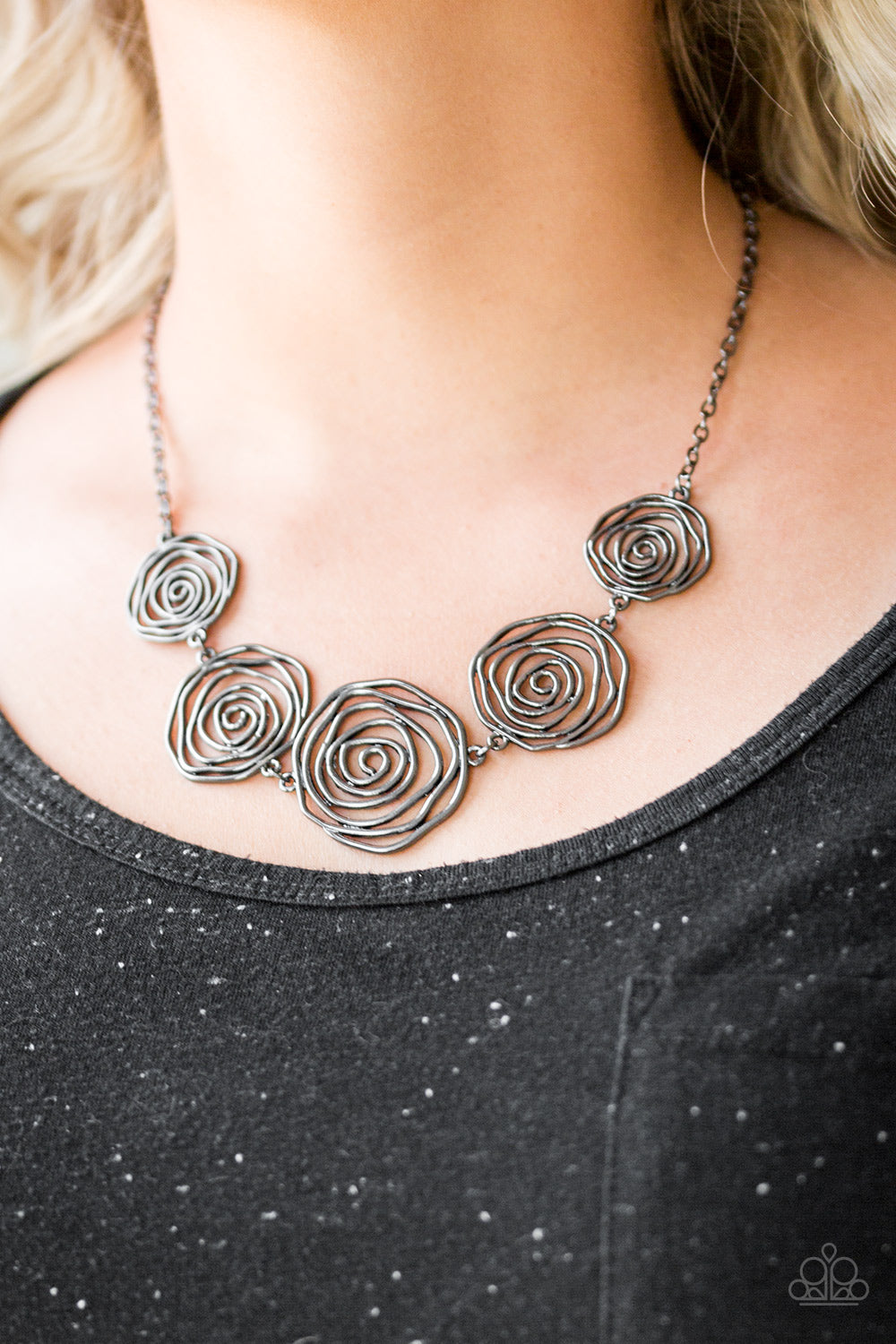 Paparazzi ♥ Rosy Rosette - Black ♥  Necklace