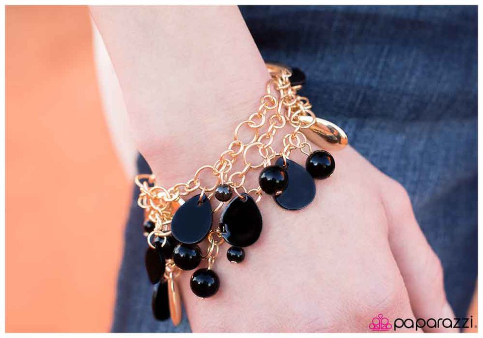 whats-the-commotion-p9wh-bkgd-001li