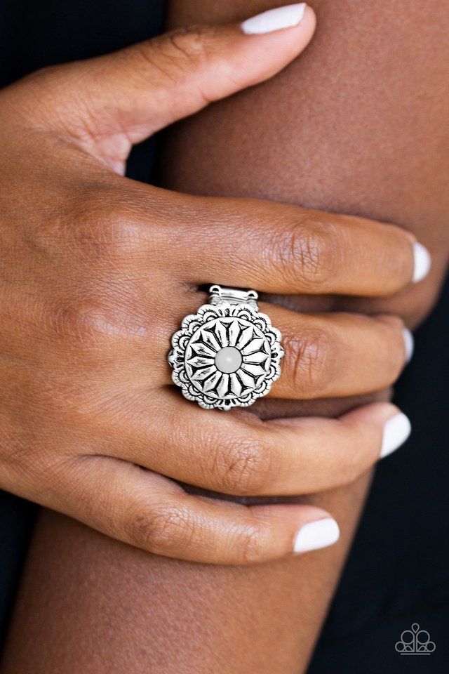 Paparazzi ♥ Daringly Daisy - Silver ♥ Ring
