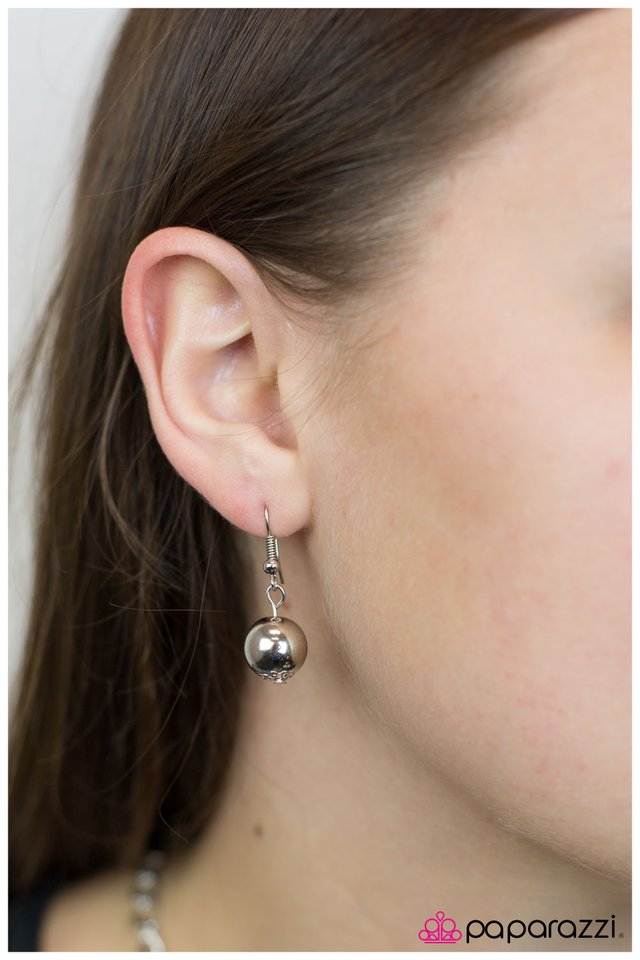 Paparazzi ♥ Going Solo - Silver ♥ Necklace