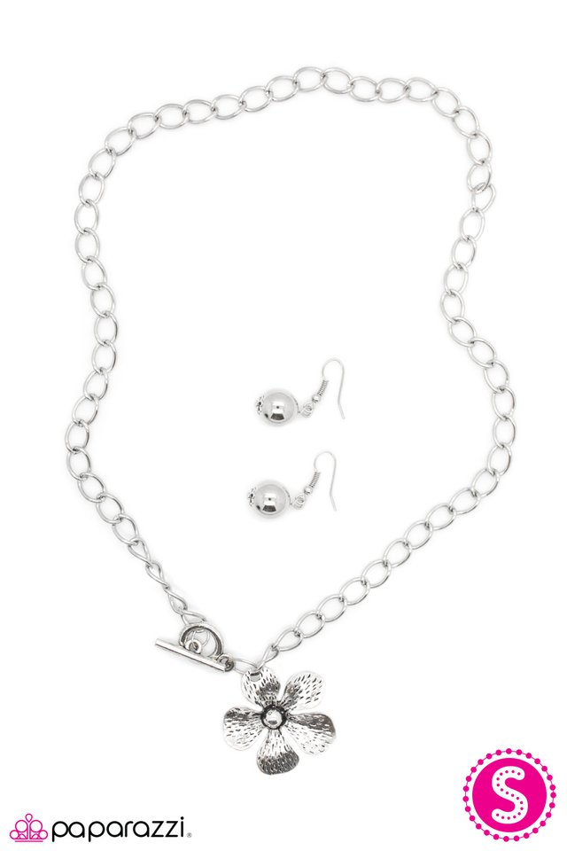 Paparazzi ♥ Going Solo - Silver ♥ Necklace