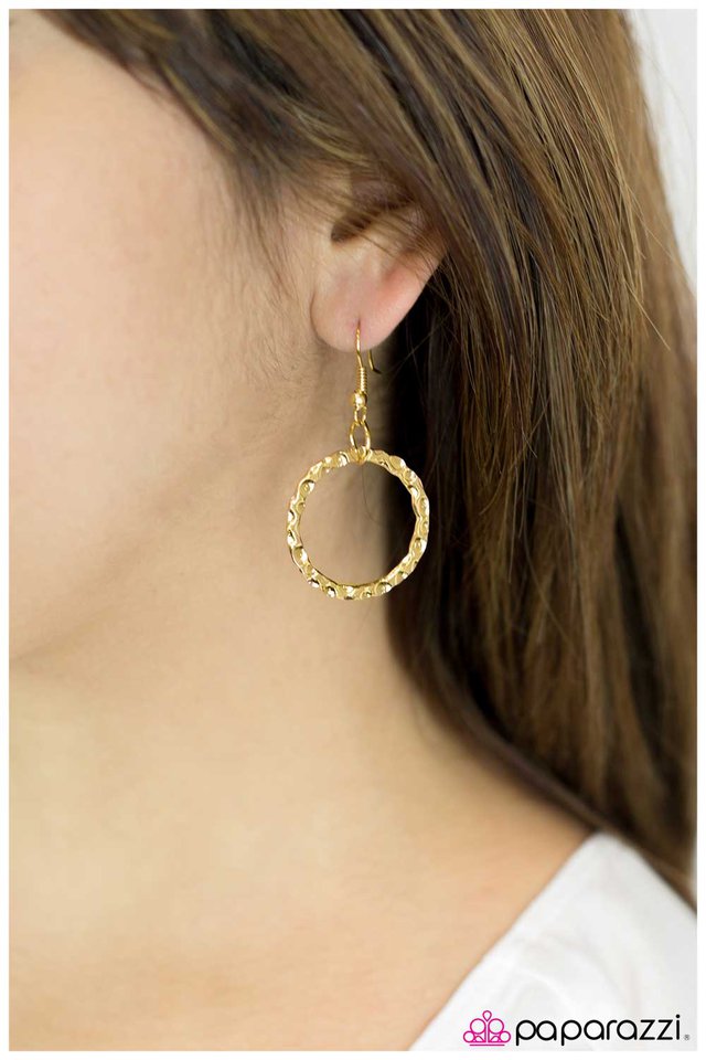 Paparazzi ♥ Going Strong - Gold ♥ Necklace