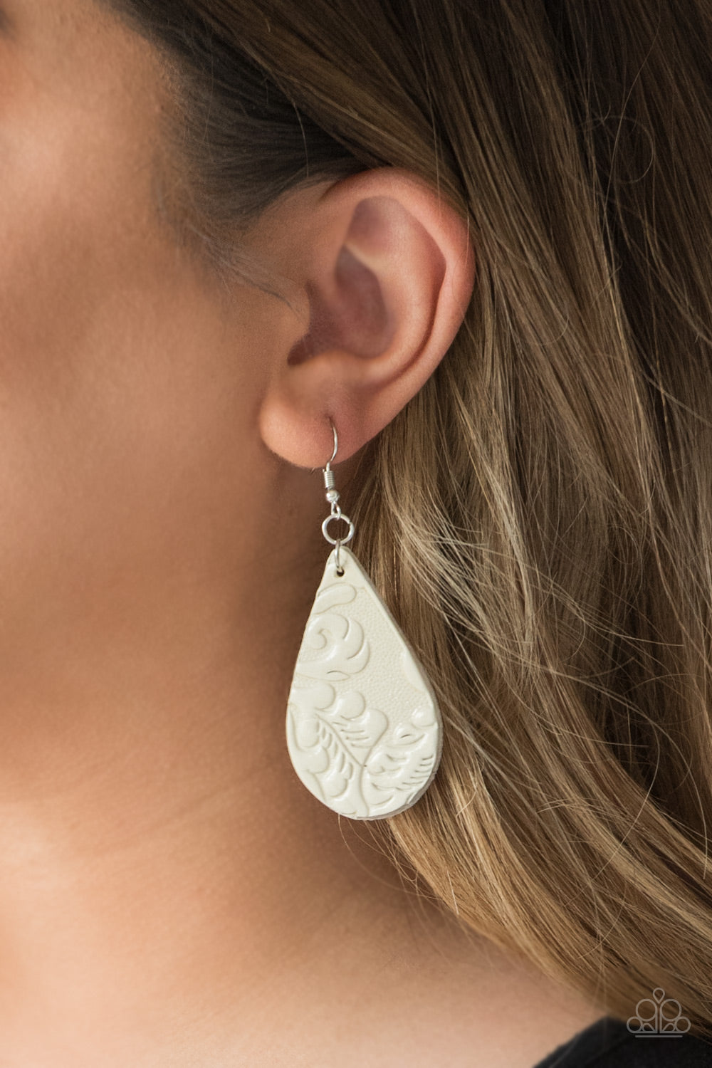 Paparazzi ♥ Feelin Groovy - White ♥  Earrings