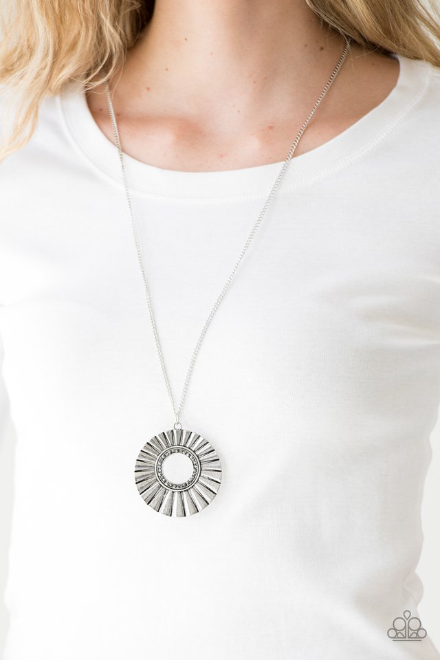 Paparazzi ♥ Chicly Centered - Silver ♥ Necklace