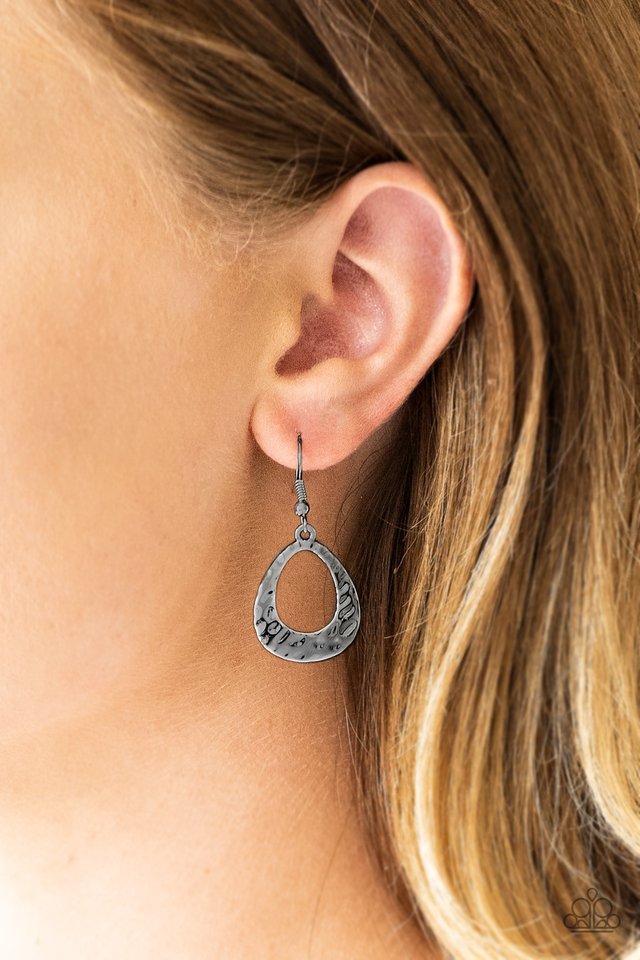 Paparazzi ♥ Radiantly Rugged - Black ♥ Earrings
