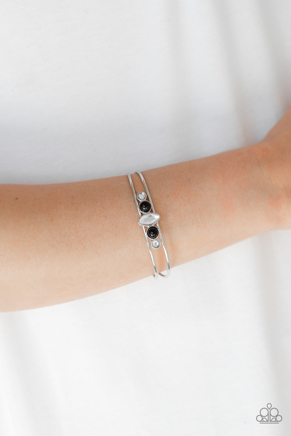 Paparazzi ♥ Guest Of A Guest - Black ♥  Bracelet