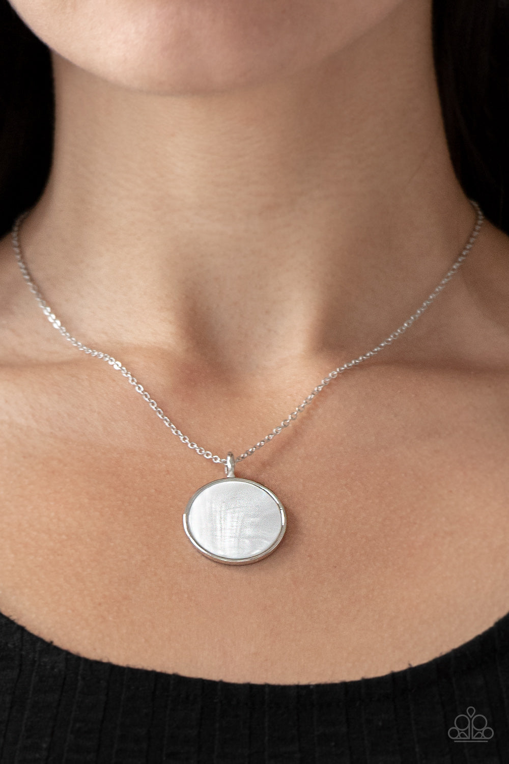 Paparazzi ♥ Shimmering Seashores - White ♥  Necklace