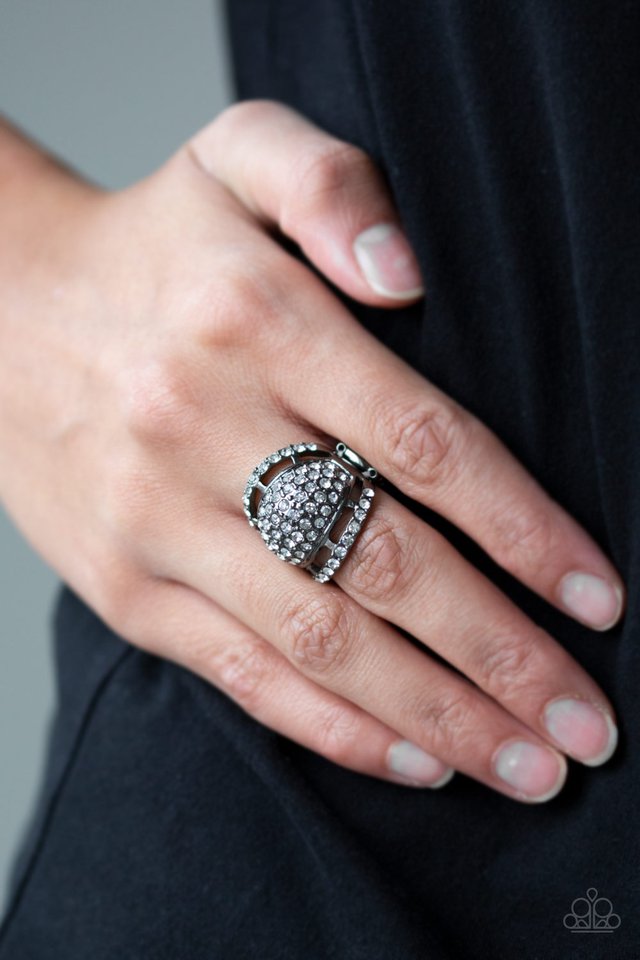 Paparazzi ♥ The Seven-FIGURE Itch - Black ♥ Ring