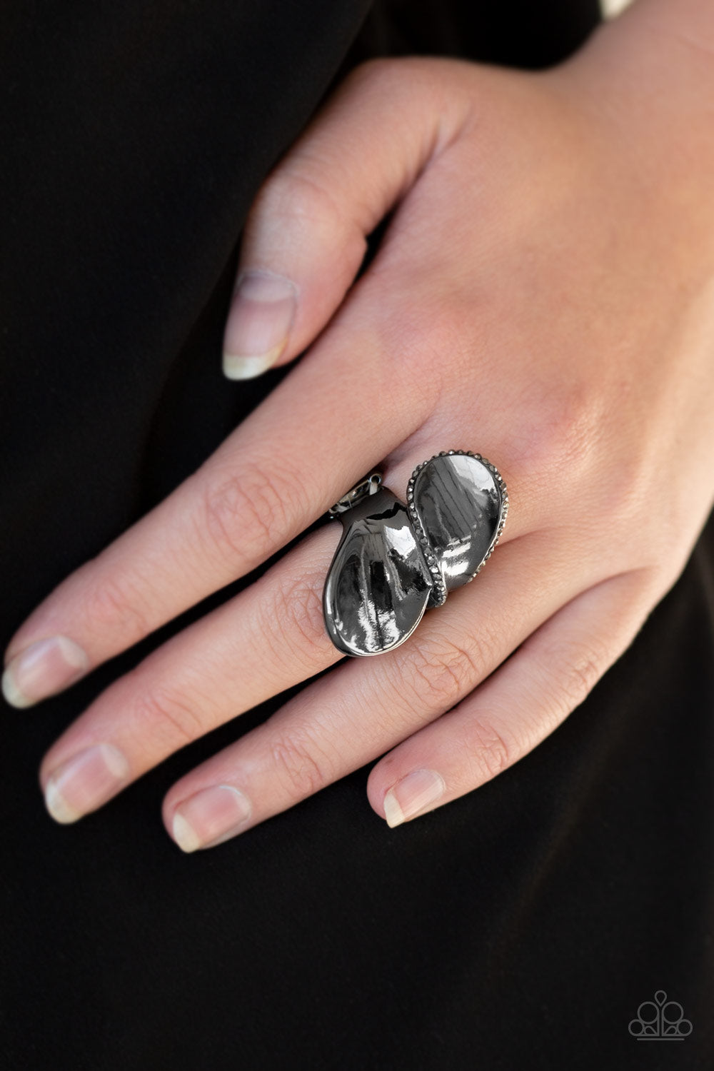 Paparazzi ♥ Fabulously Folded - Black ♥  Ring