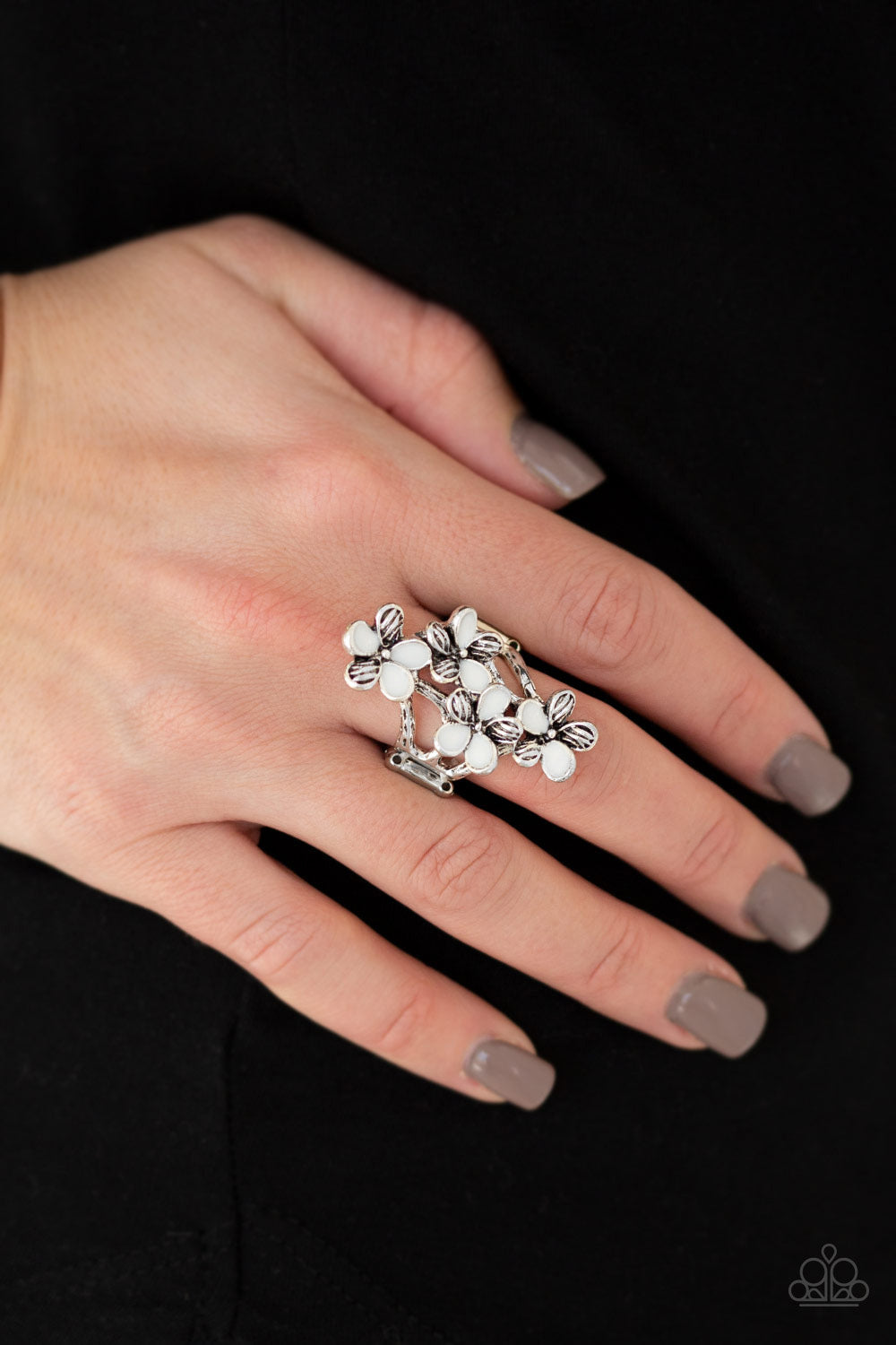 Paparazzi ♥ Climbing Gardens - White ♥  Ring