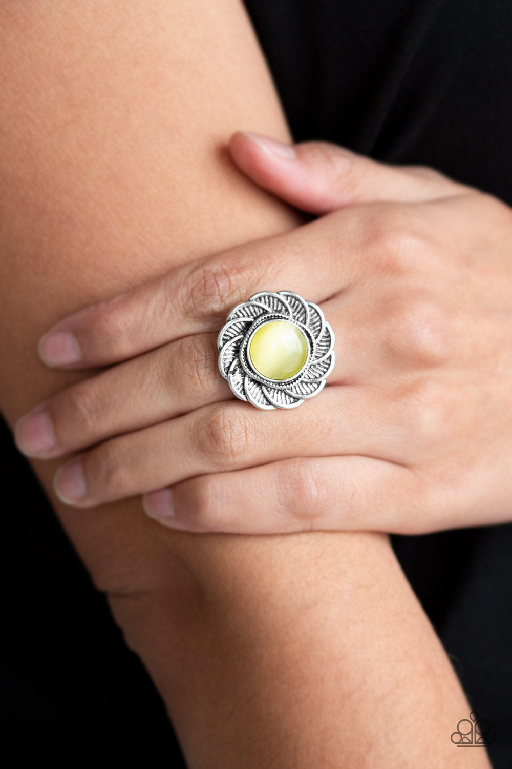 Paparazzi ♥ Gardenia Glow - Yellow ♥  Ring