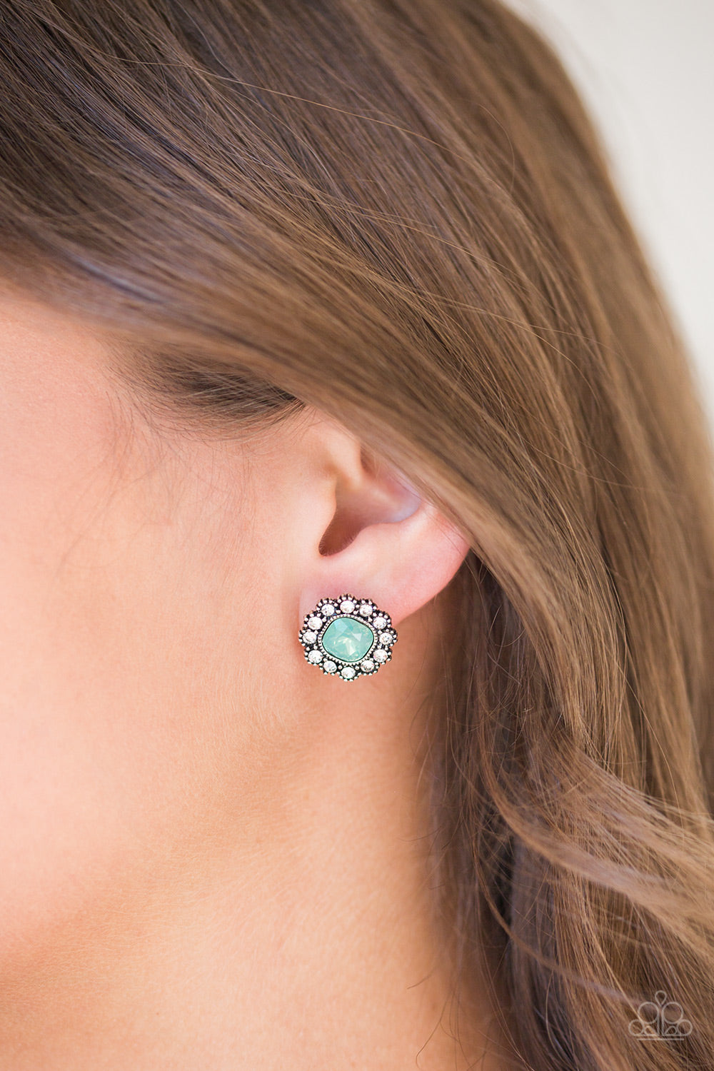 Paparazzi ♥ Little Lady - Green ♥  Post Earrings