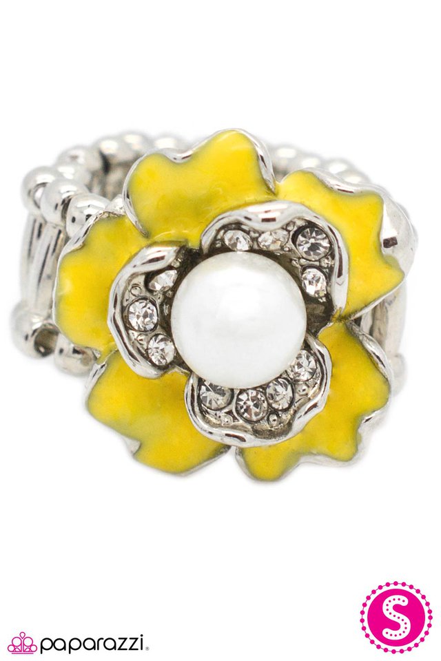 Paparazzi ♥ Frilled To Pieces - Yellow ♥ Ring