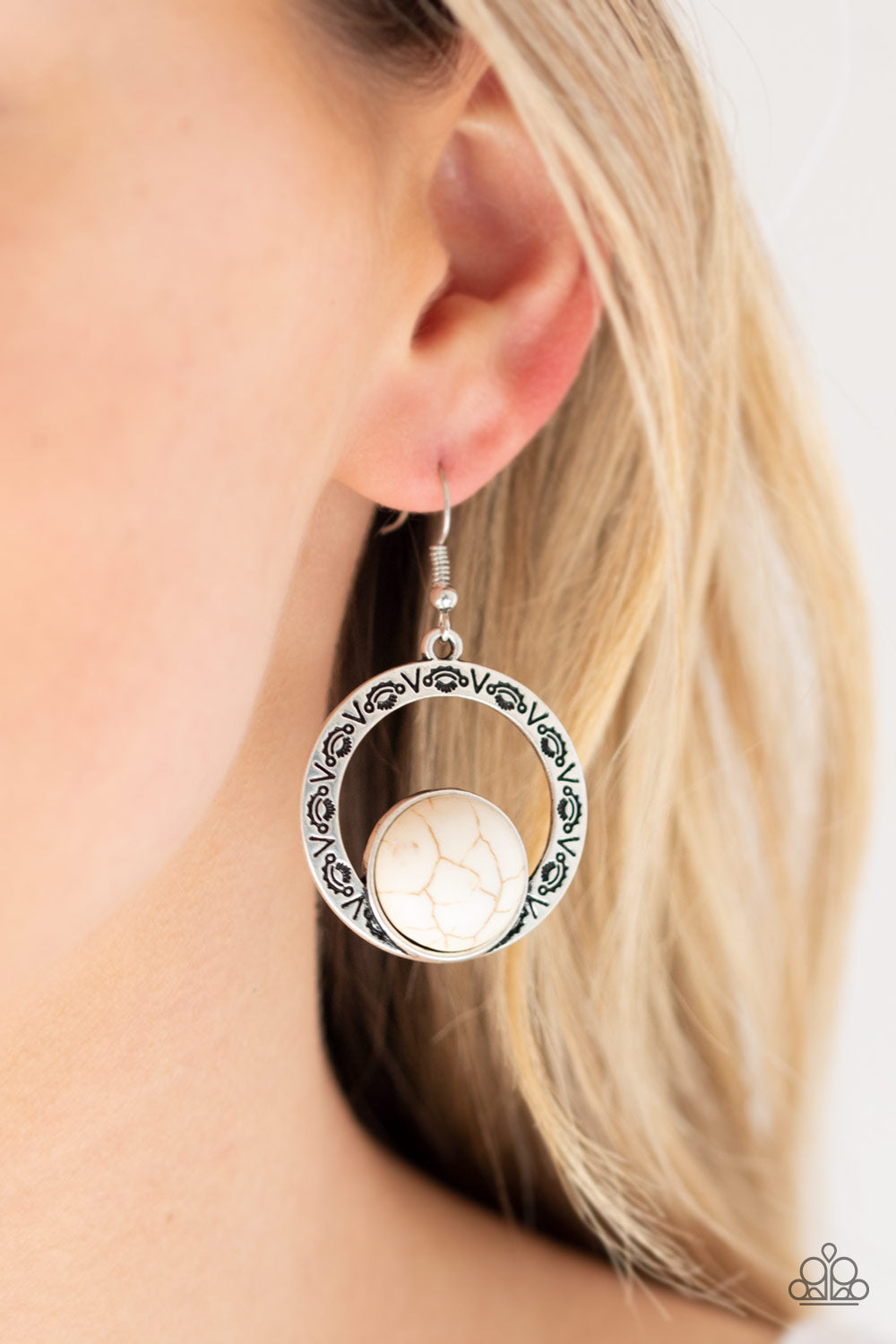 Paparazzi ♥ Mesa Mood - White ♥  Earrings