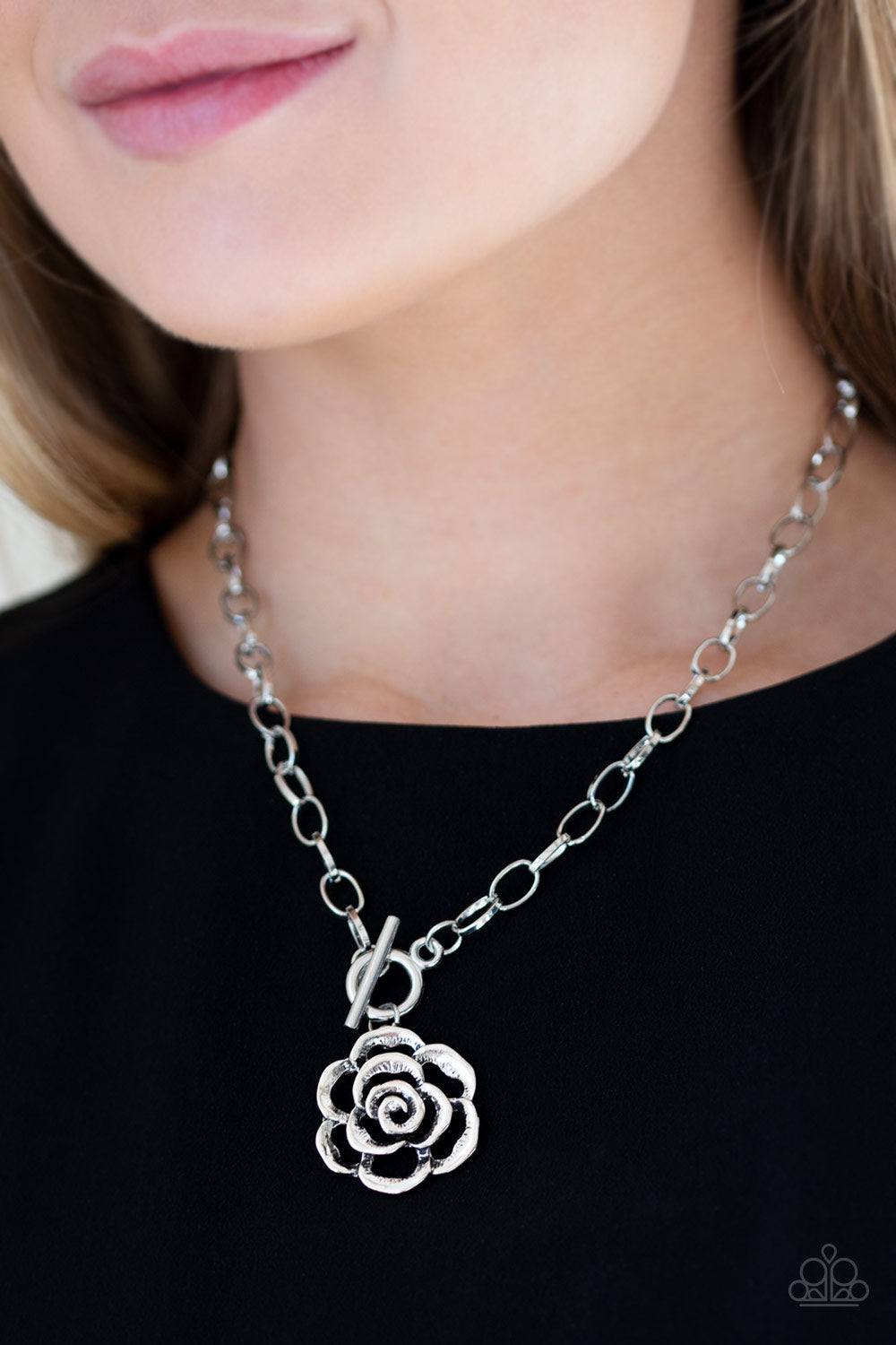 Paparazzi ♥ Beautifully In Bloom - Silver ♥  Necklace