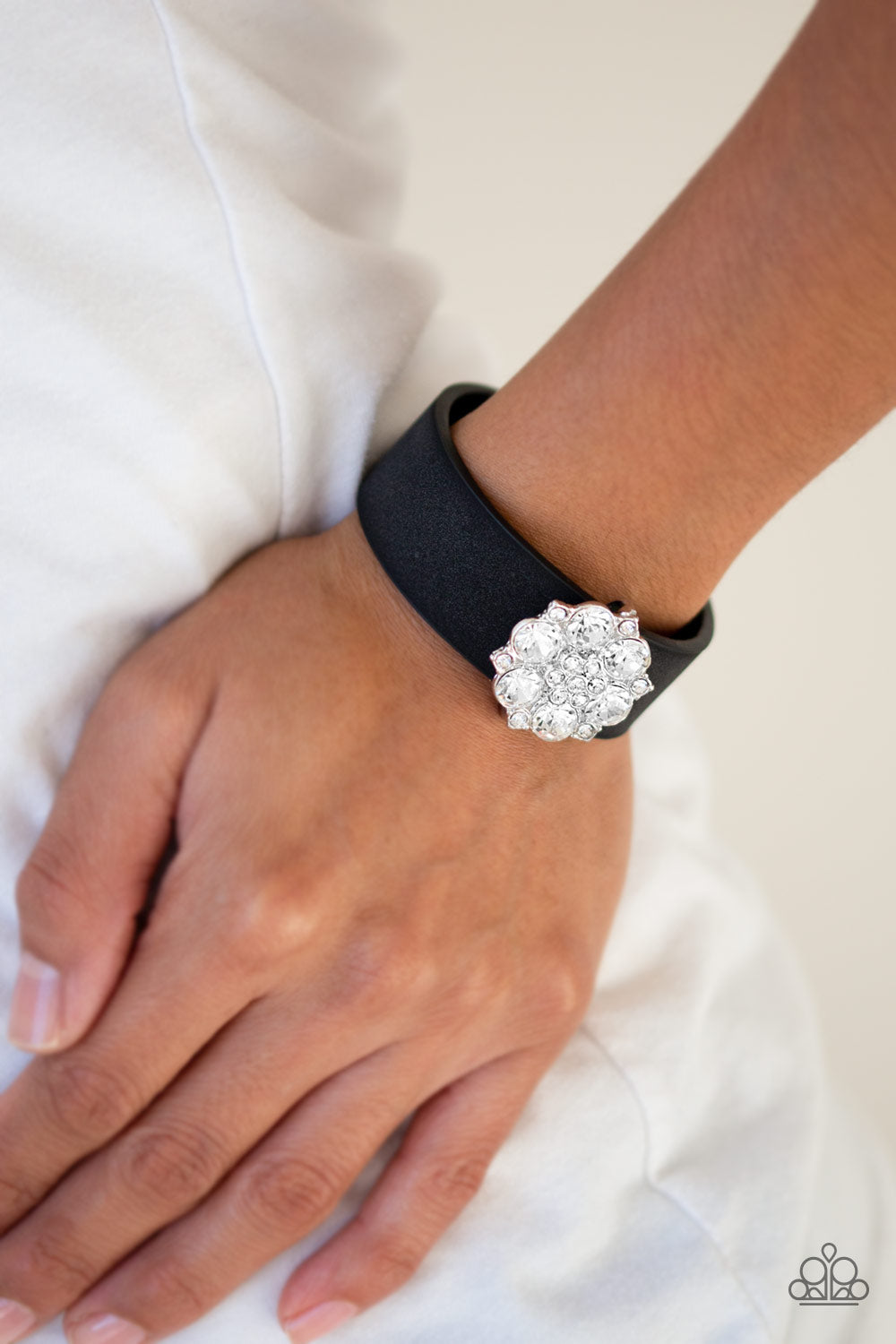 Paparazzi ♥ Show-Stopper - Black ♥  Bracelet