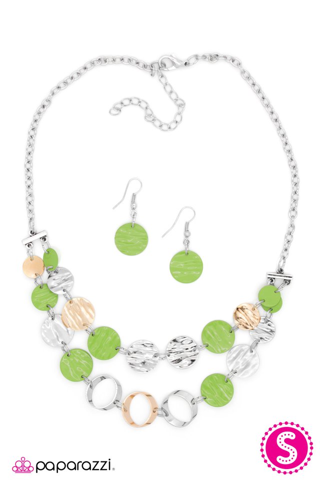 Paparazzi ♥ Put Me At Ease - Green ♥ Necklace