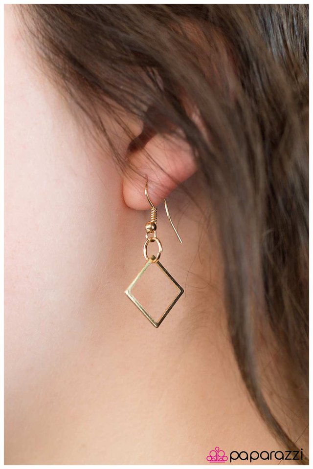 Paparazzi ♥ The Bare Minimum - Gold ♥ Necklace