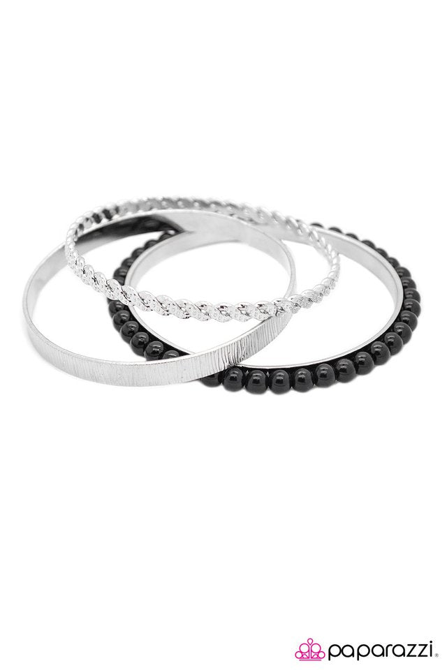 Paparazzi ♥ Circle Of Influence - Black ♥ Bracelet