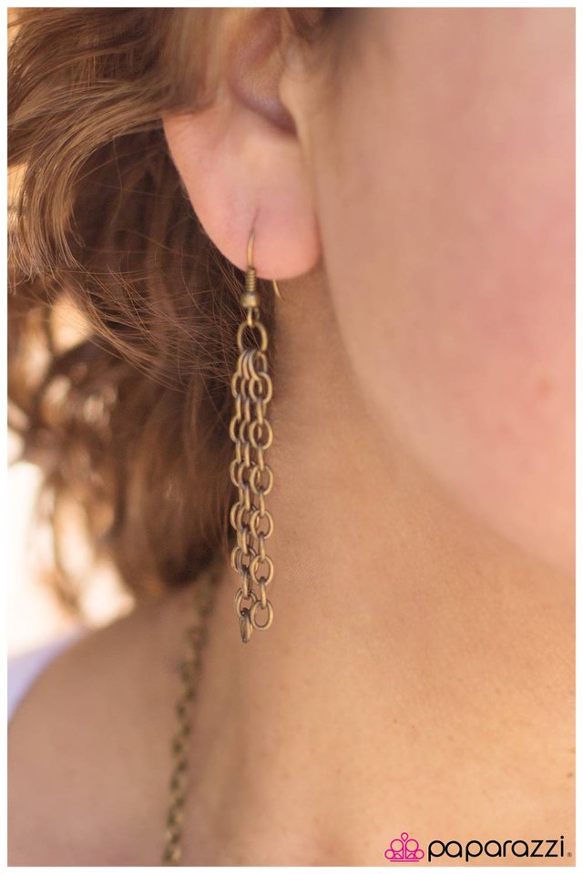 Paparazzi ♥ Frame By Frame - Brass ♥ Necklace