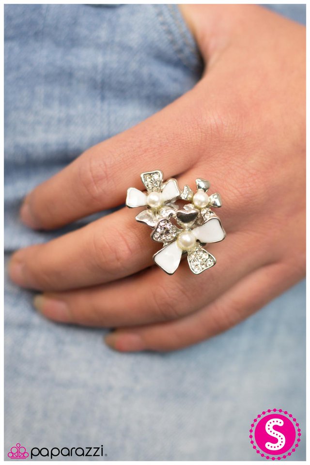 poetic-petals-white-p4wh-wtxx-009xx