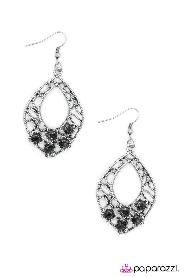 Paparazzi ♥ Garden Party - Black ♥ Earrings