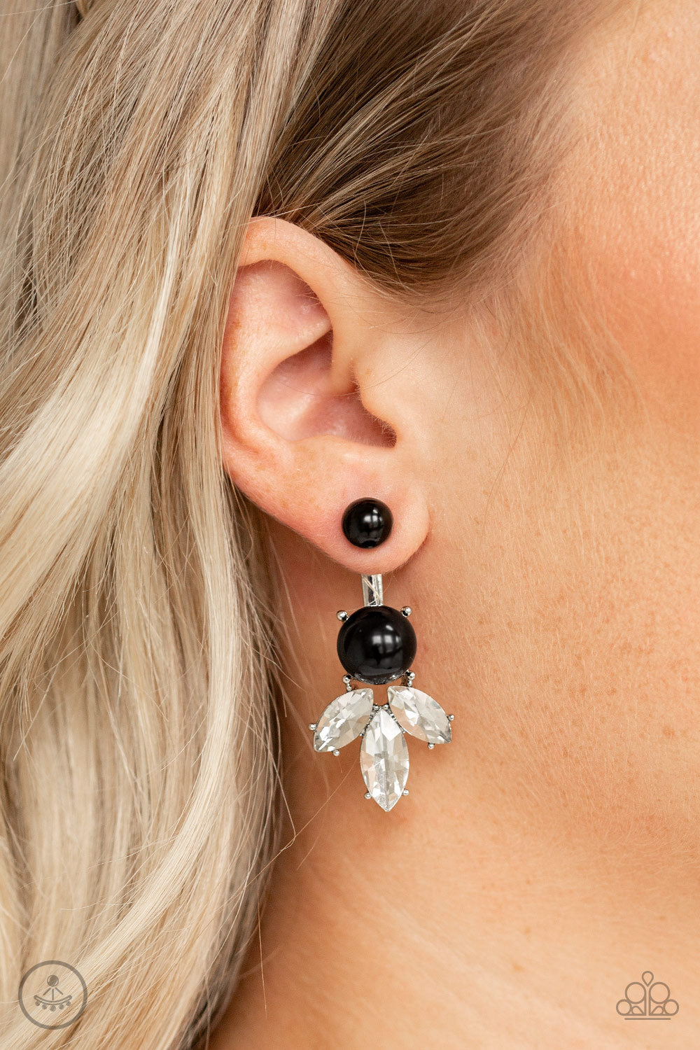 Paparazzi ♥ Extra Elite - Black ♥  Post Earrings