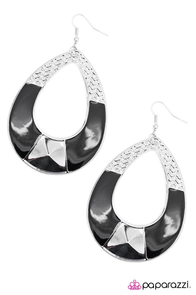 Paparazzi ♥ Fame and Fortune - Black ♥ Earrings