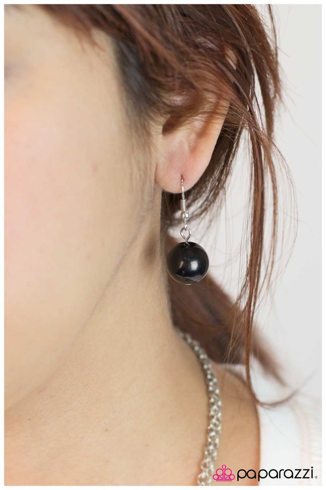 Paparazzi ♥ Calm and Connected - Black ♥ Necklace