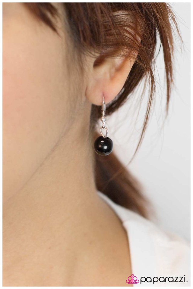 Paparazzi ♥ The Ringleader - Black ♥ Necklace