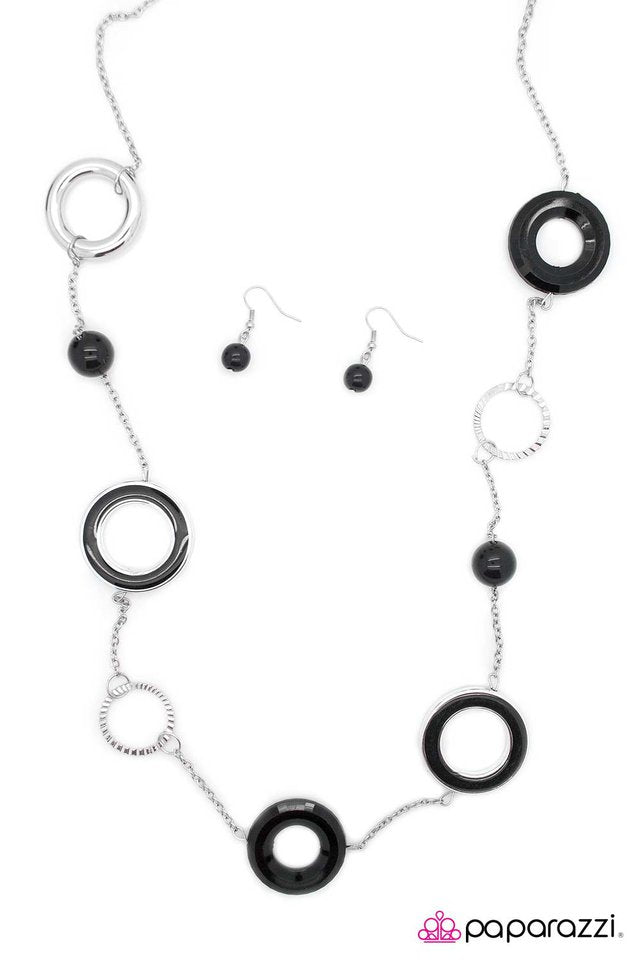Paparazzi ♥ The Ringleader - Black ♥ Necklace