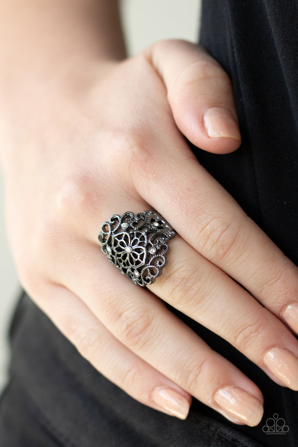 Paparazzi ♥ Grenada Gardens - Black ♥  Ring