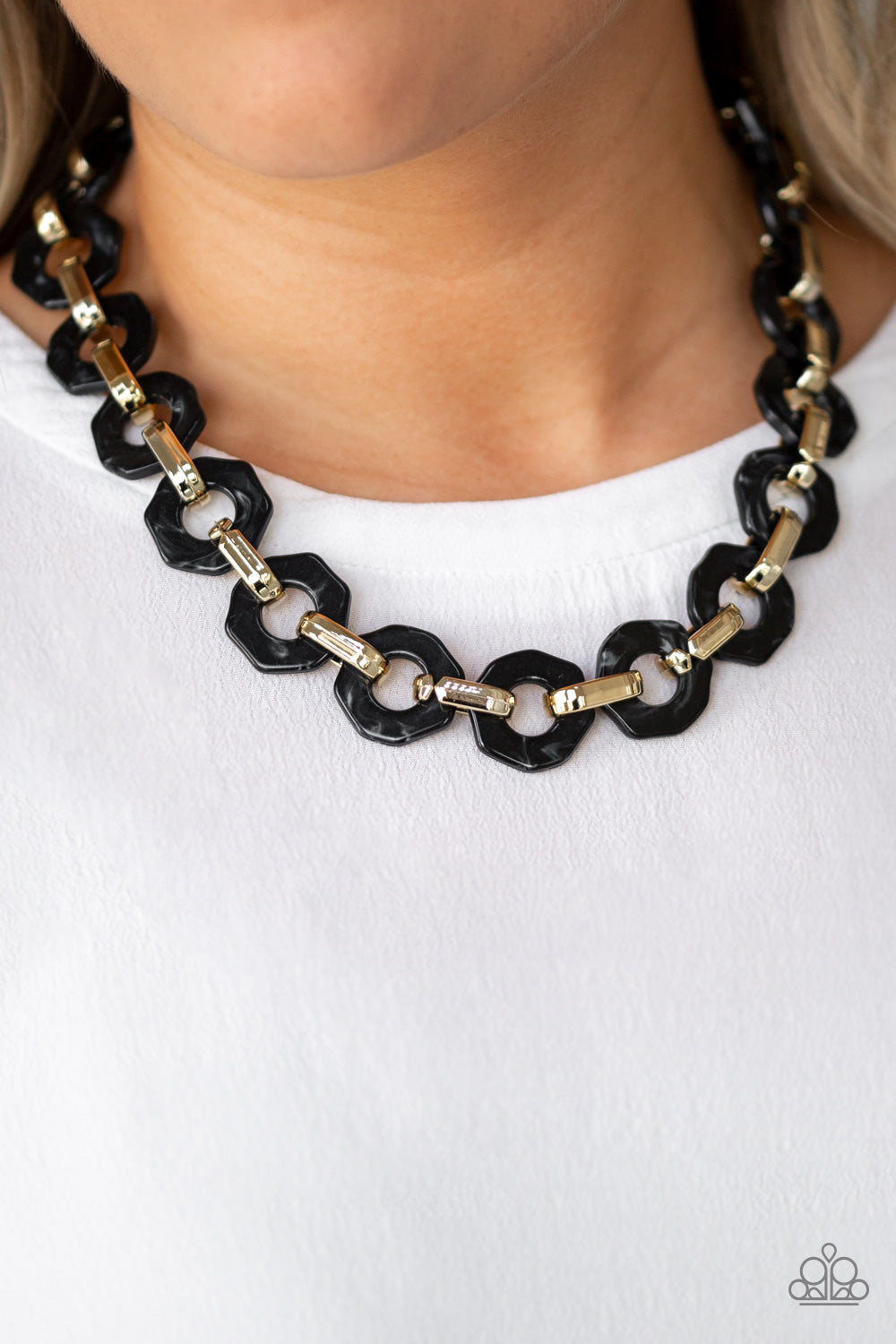 Paparazzi ♥ Fashionista Fever - Black ♥  Necklace