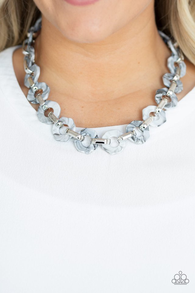 Paparazzi ♥ Fashionista Fever - Silver ♥ Necklace