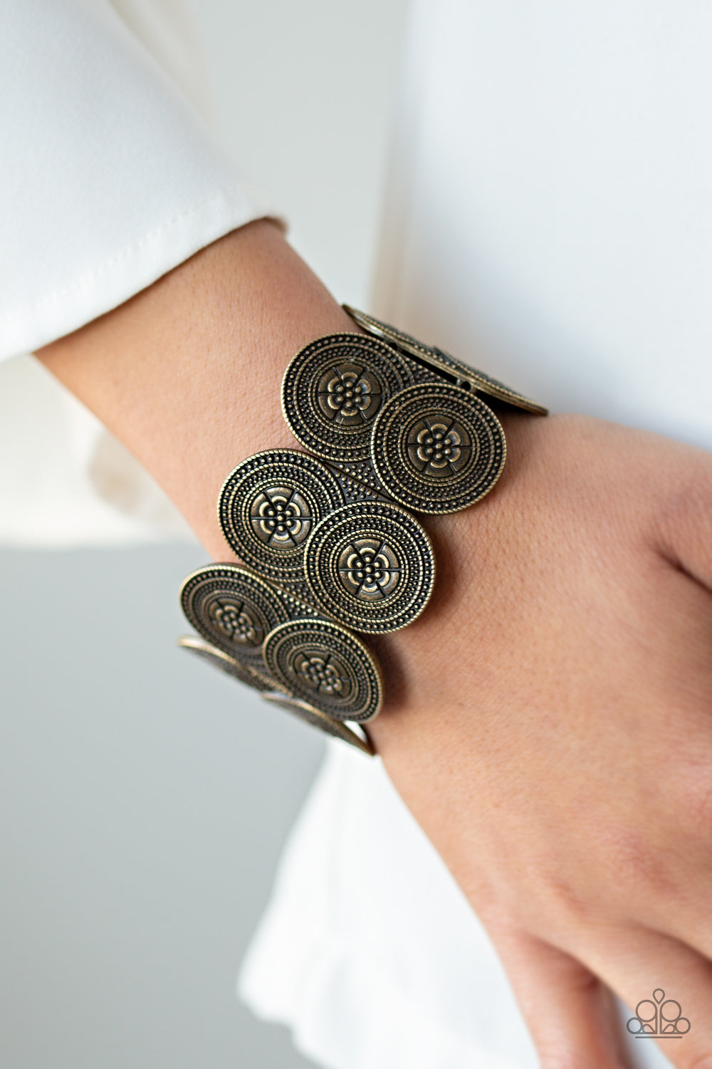 flirtatious-florals-brass-p9wh-brxx-115xx