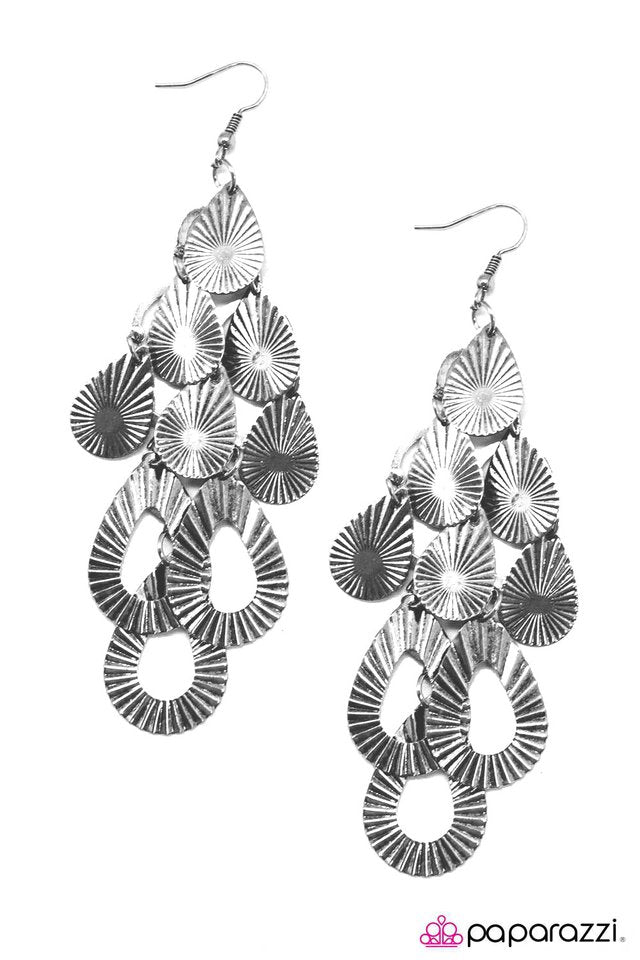 Paparazzi ♥ Climbing the Social Ladder - Black ♥ Earrings