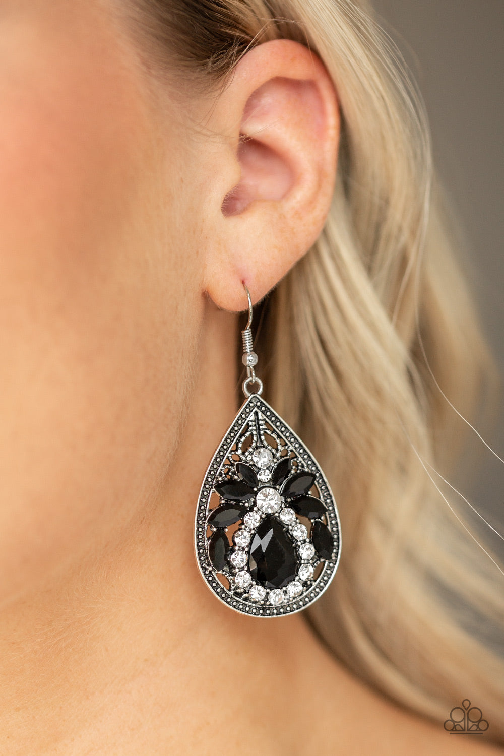 Paparazzi ♥ Candlelight Sparkle - Black ♥  Earrings