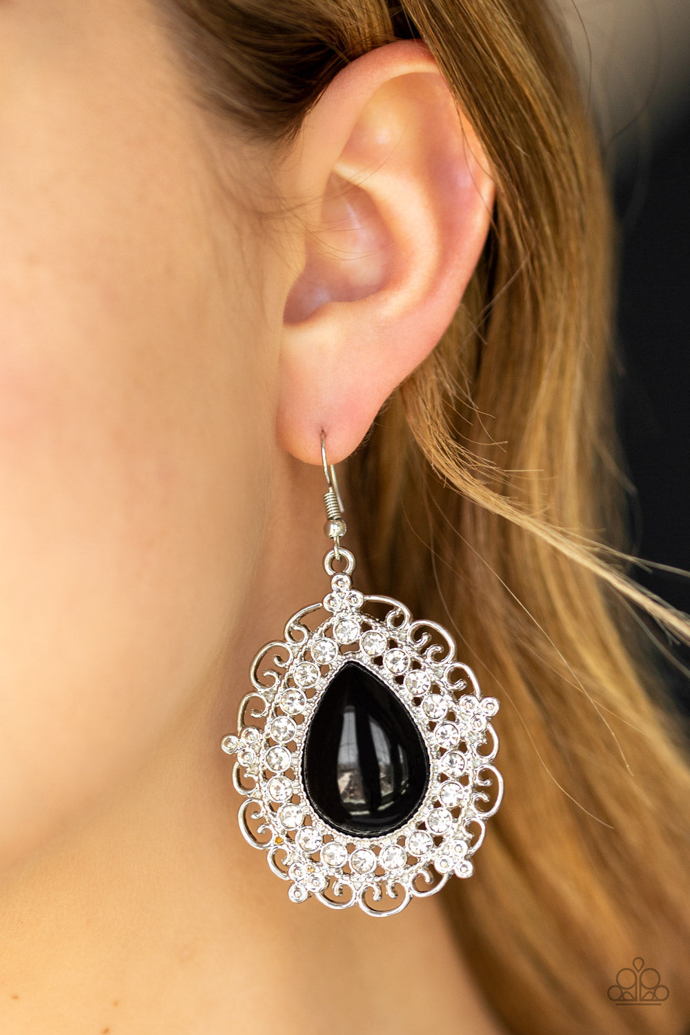 Paparazzi ♥ Incredibly Celebrity - Black ♥  Earrings