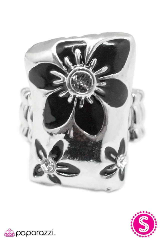 Paparazzi ♥ Keeps Getting Better - Black ♥ Ring