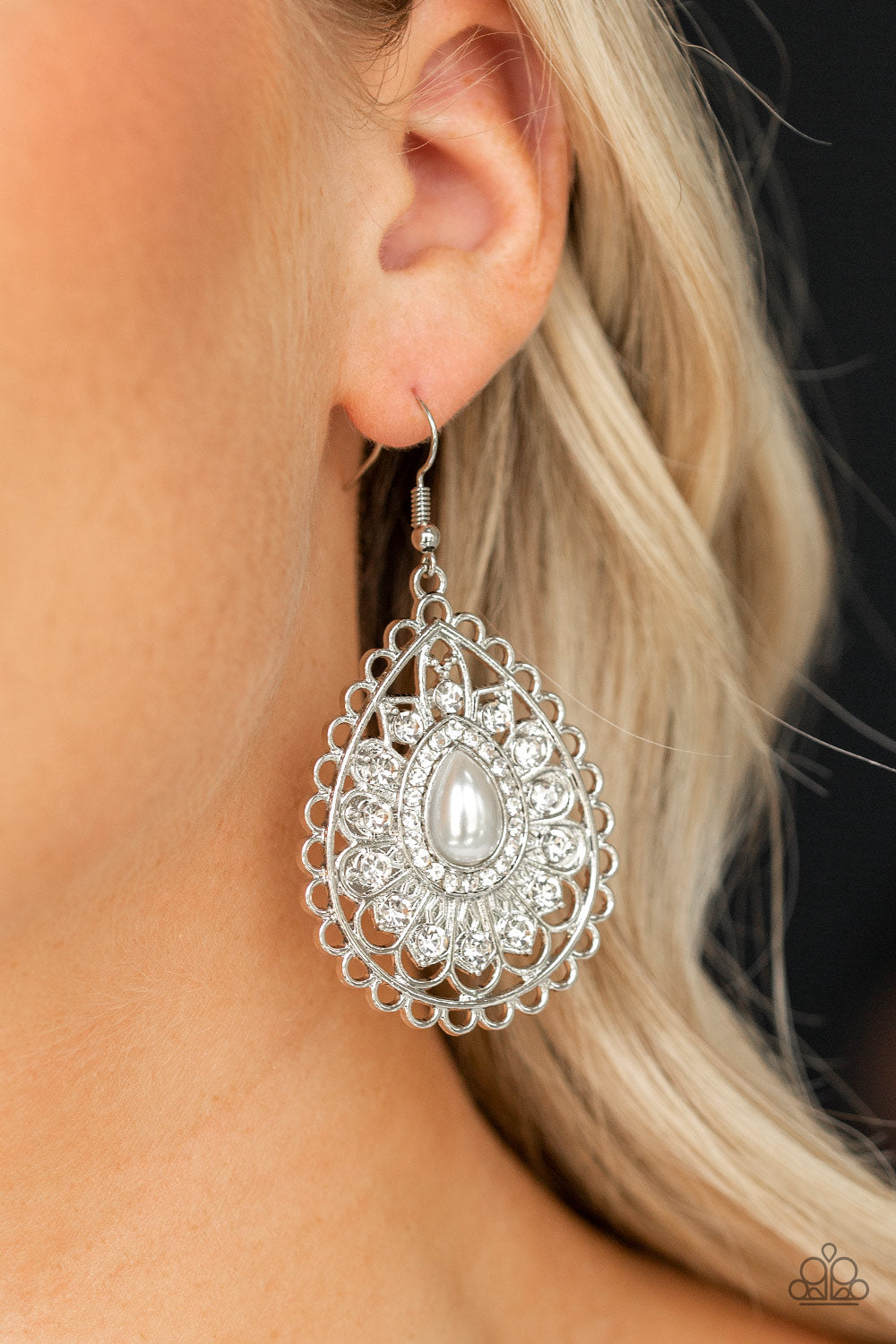 Paparazzi ♥ Glamour Grandeur - White ♥  Earrings