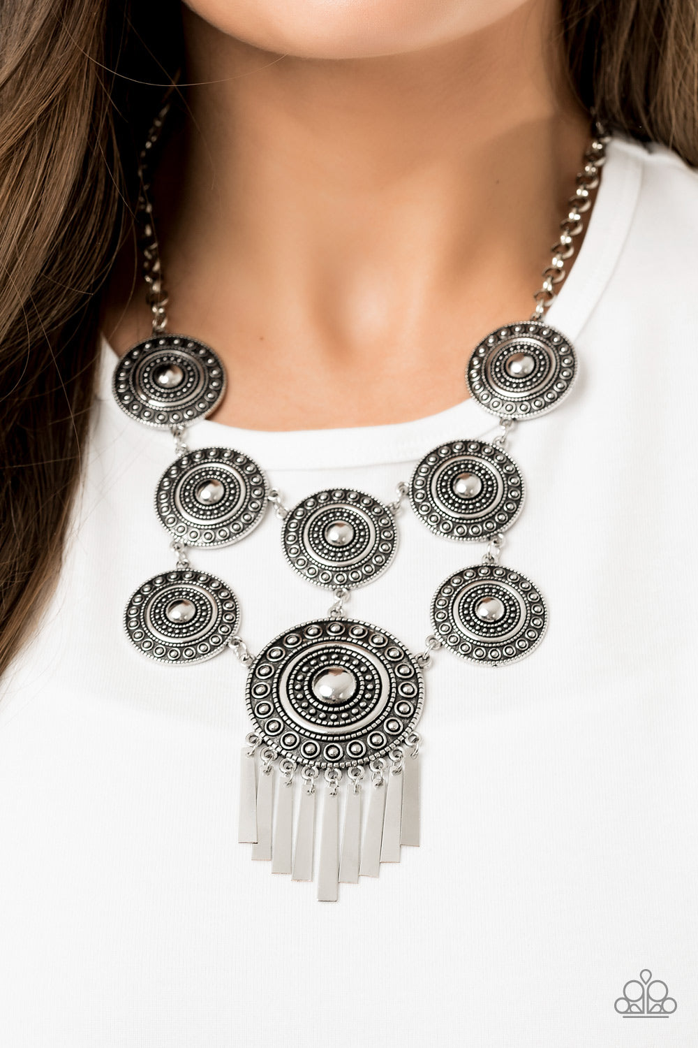 Paparazzi ♥ Modern Medalist - Silver ♥  Necklace