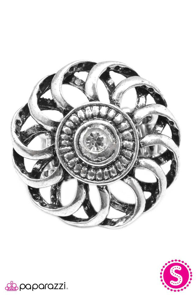 Paparazzi ♥ Spin Doctor - White ♥ Ring