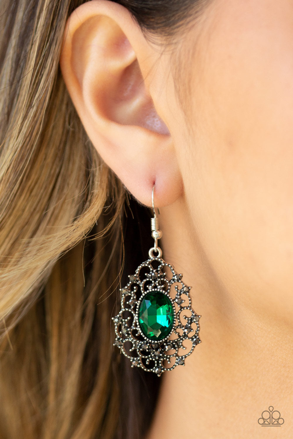 Paparazzi ♥ Regal Razzle - Green ♥  Earrings