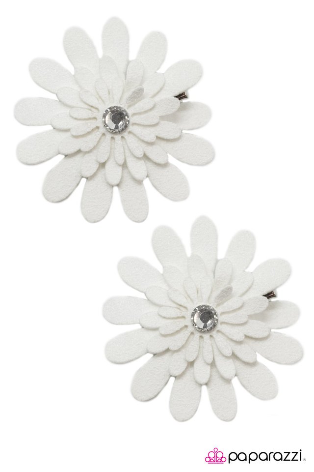 Paparazzi ♥ Petal Pusher - White ♥ Hair Clip