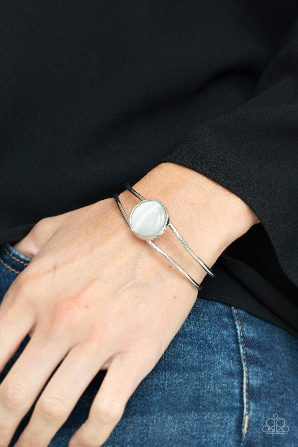 Paparazzi ♥ Winning Glow - White ♥  Bracelet