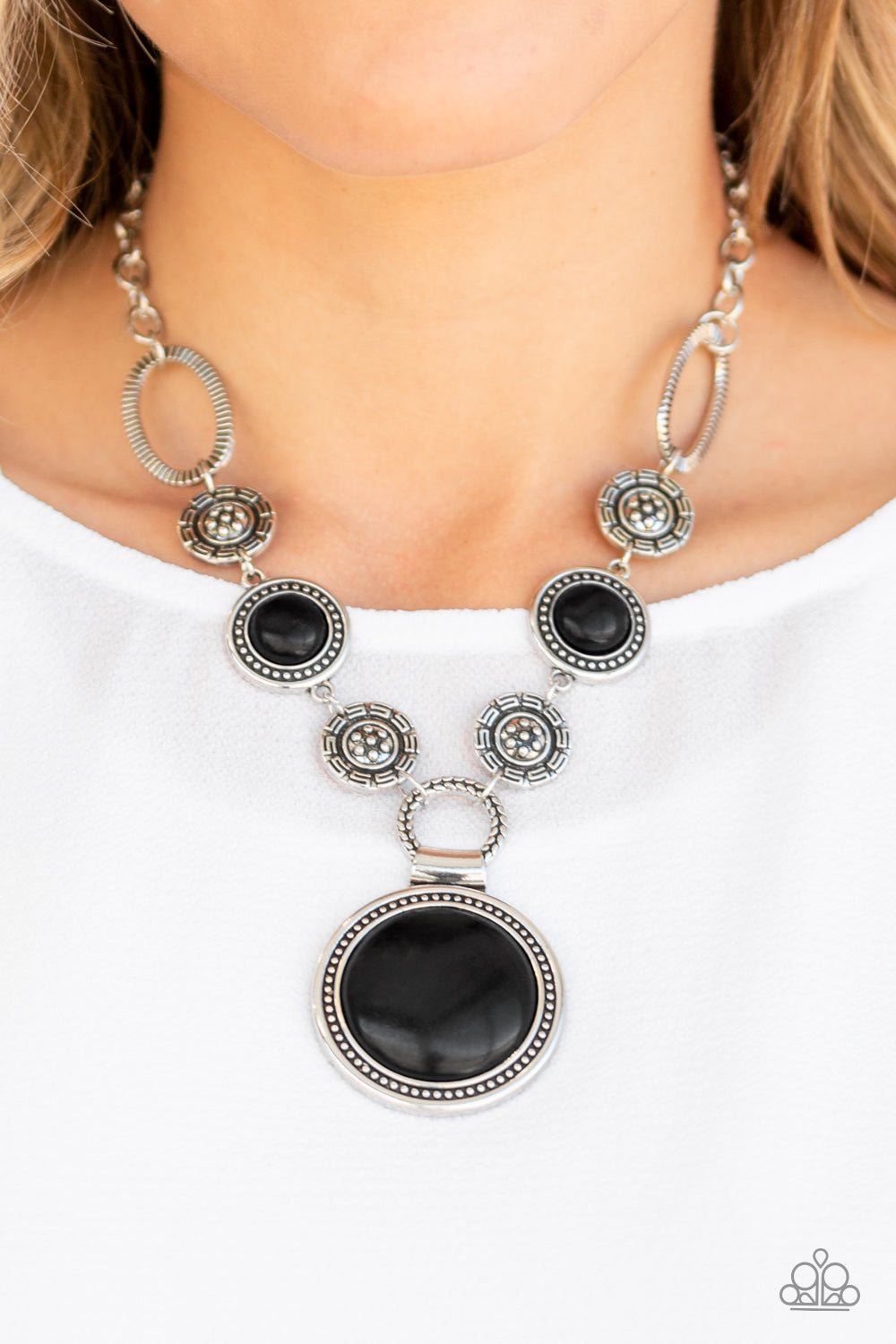 Paparazzi ♥ Sedona Drama - Black ♥  Necklace
