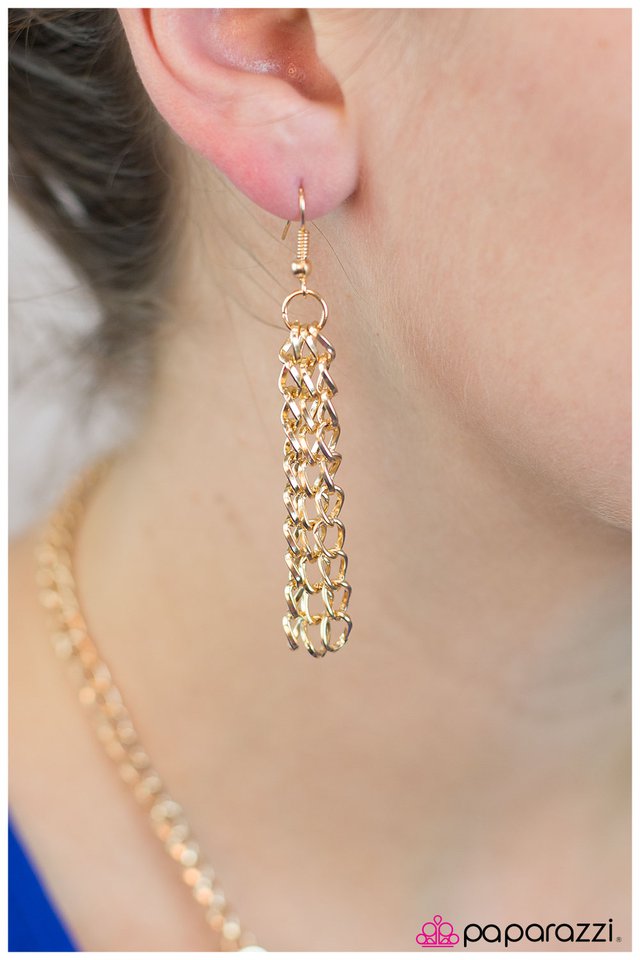 Paparazzi ♥ Golden Contender - Gold ♥ Necklace