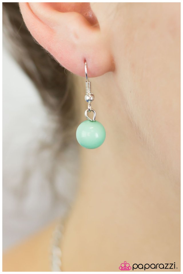 Paparazzi ♥ The Difference Between Us - Green ♥ Necklace